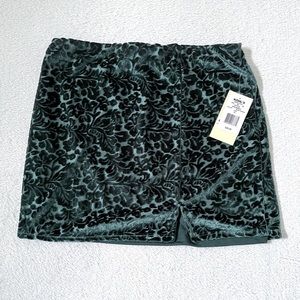 Live To Be Spoiled Women’s Skirt Dark Green XL Flowers With Tags NEW BRAND
